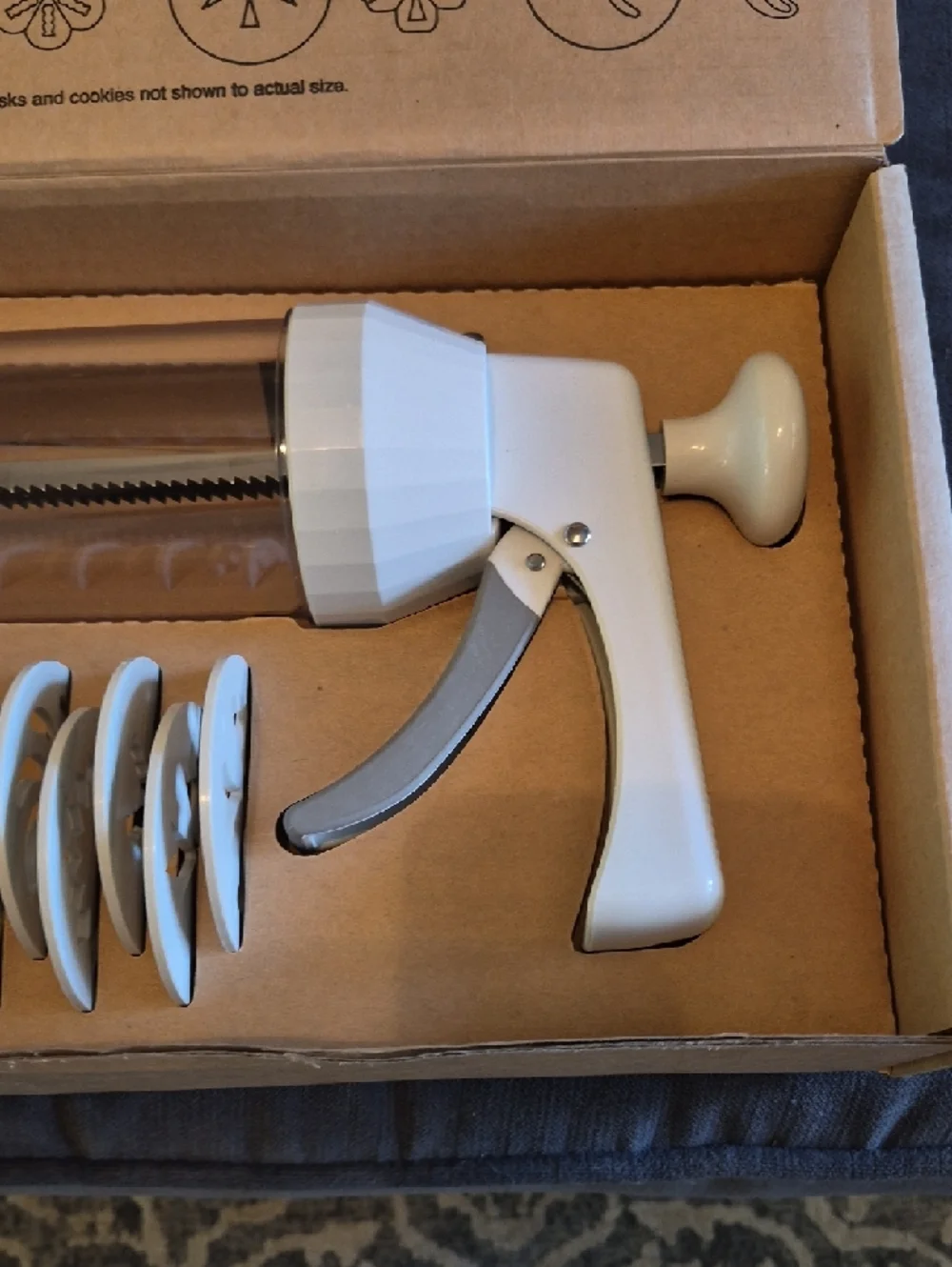 New In Box Pampered Chef Cookie Press and 16 Discs -‎ White